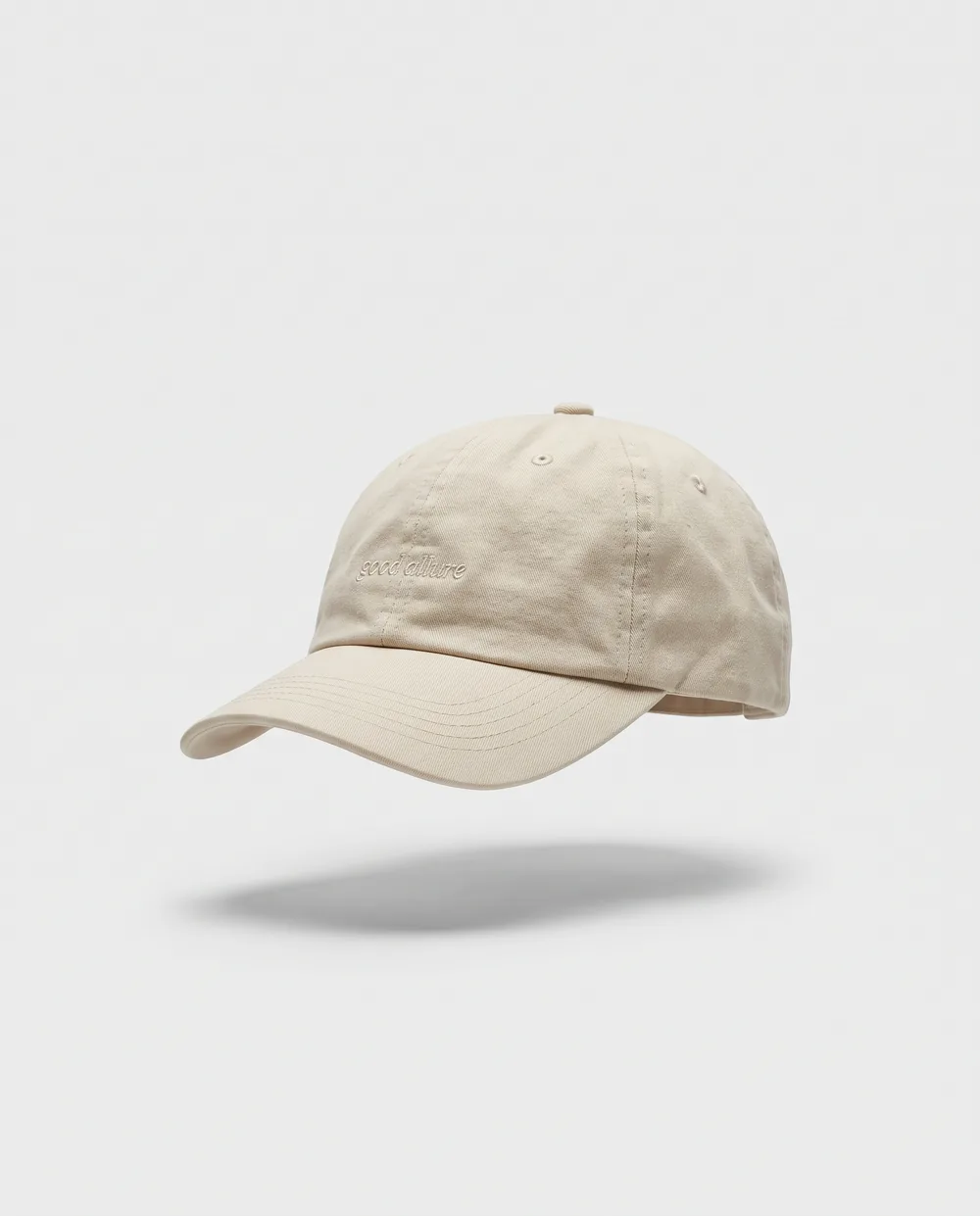 La casquette 6 panneaux en coton écru, sur fond clair