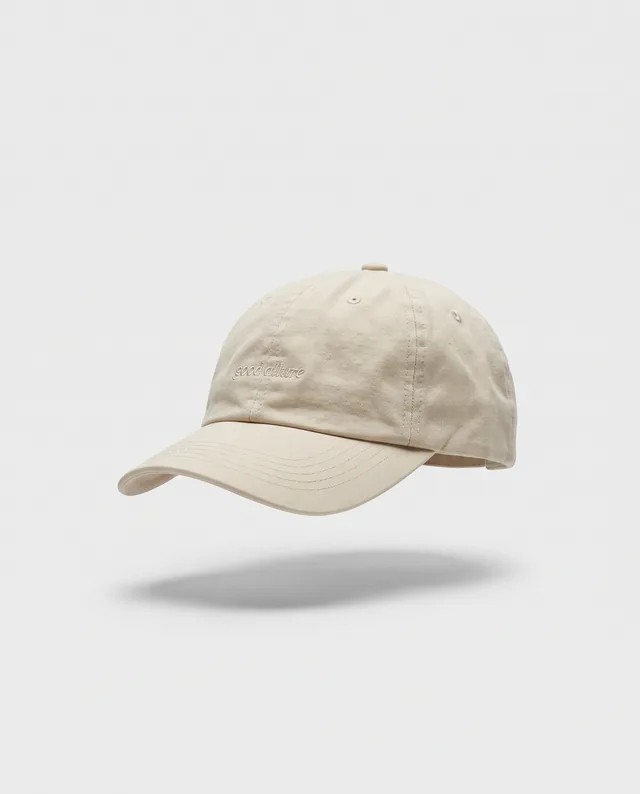 La casquette 6 panneaux en coton écru, sur fond clair