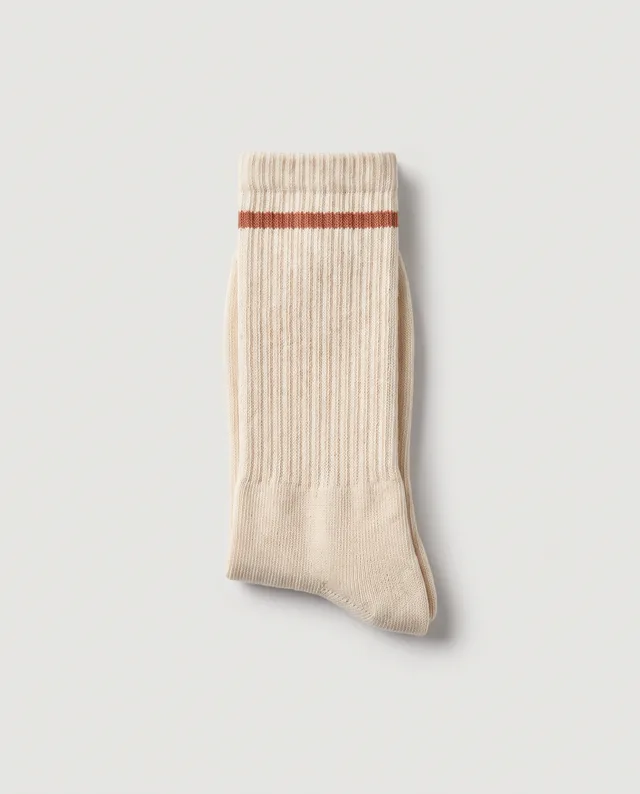 Les chaussettes côtelées crème, rayure terre cuite, sur fond clair