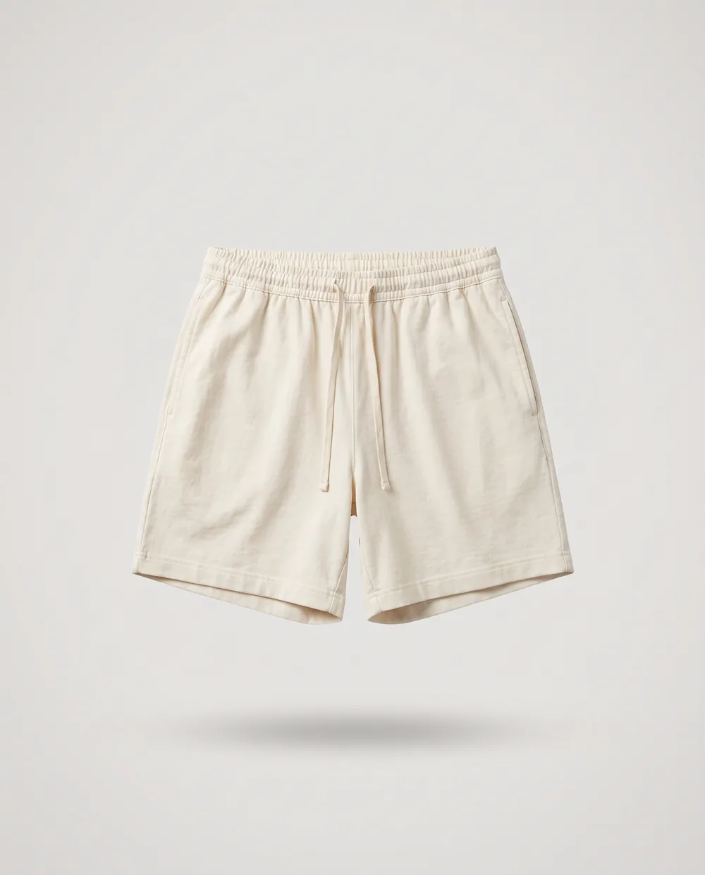 Le short de course en coton lavé écru, sur fond clair