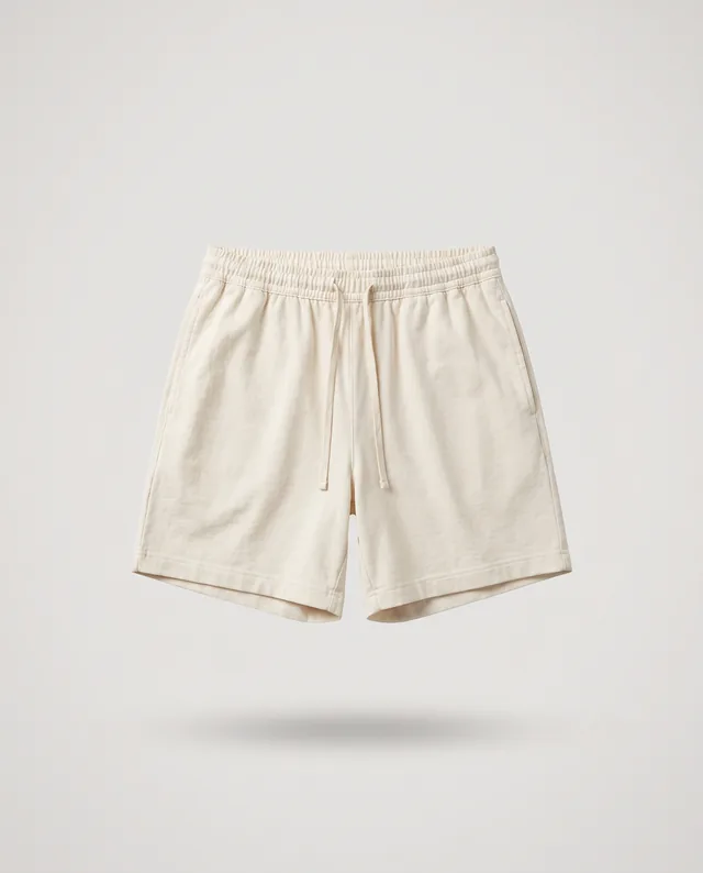 Le short de course en coton lavé écru, sur fond clair