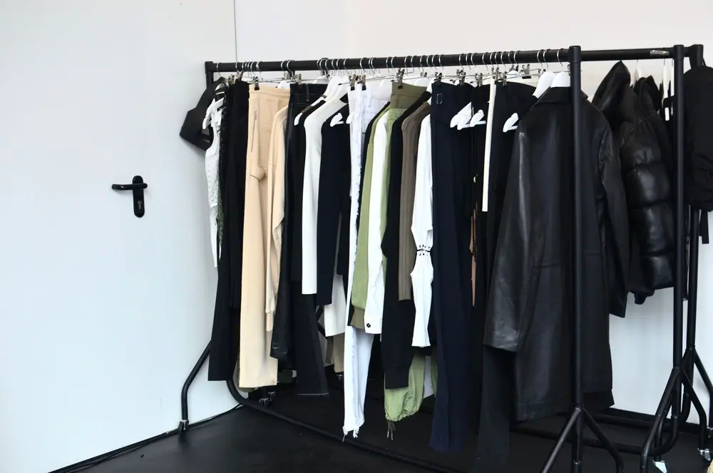 Portant de pièces sombres dans l'atelier