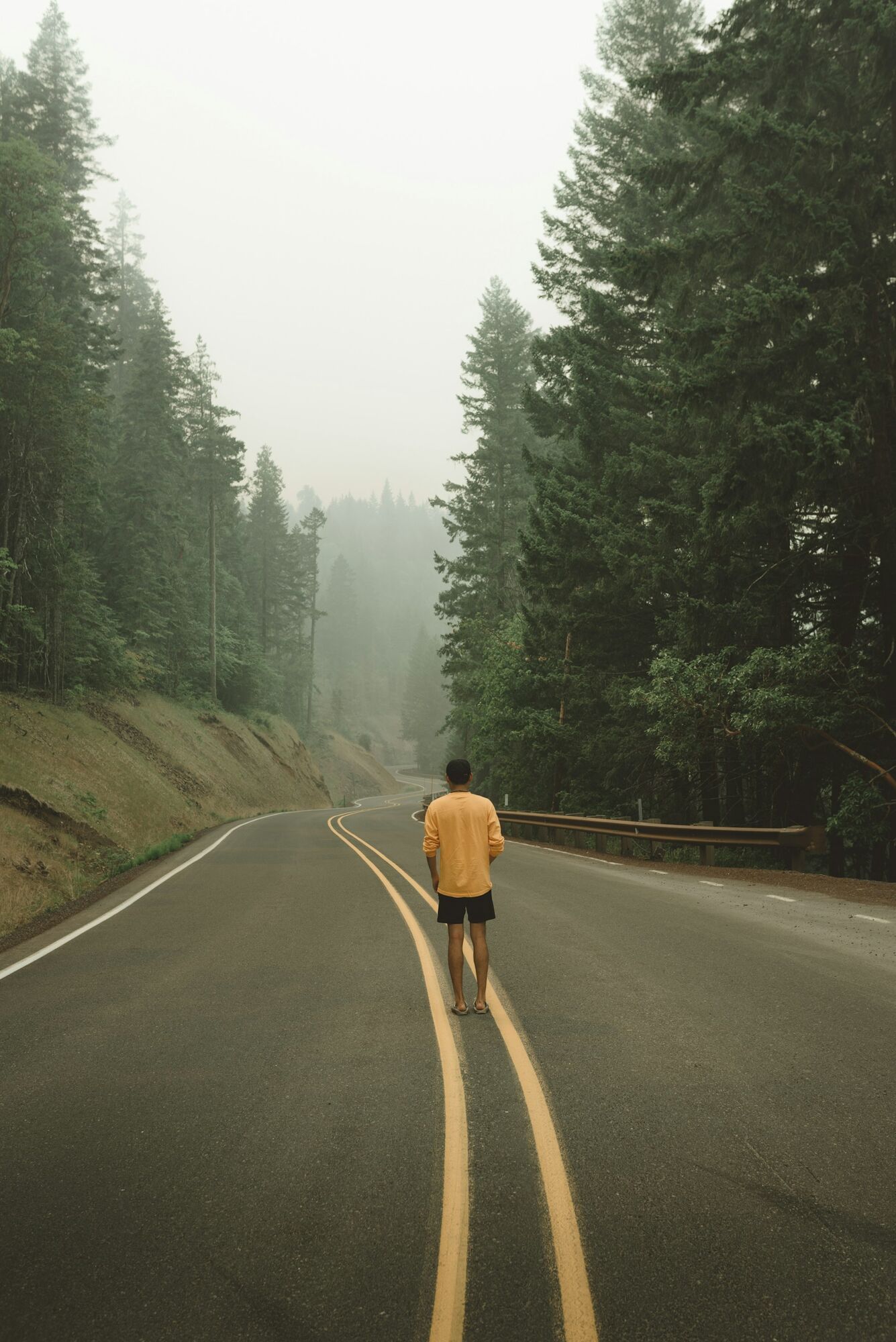Coureur sur une route de campagne