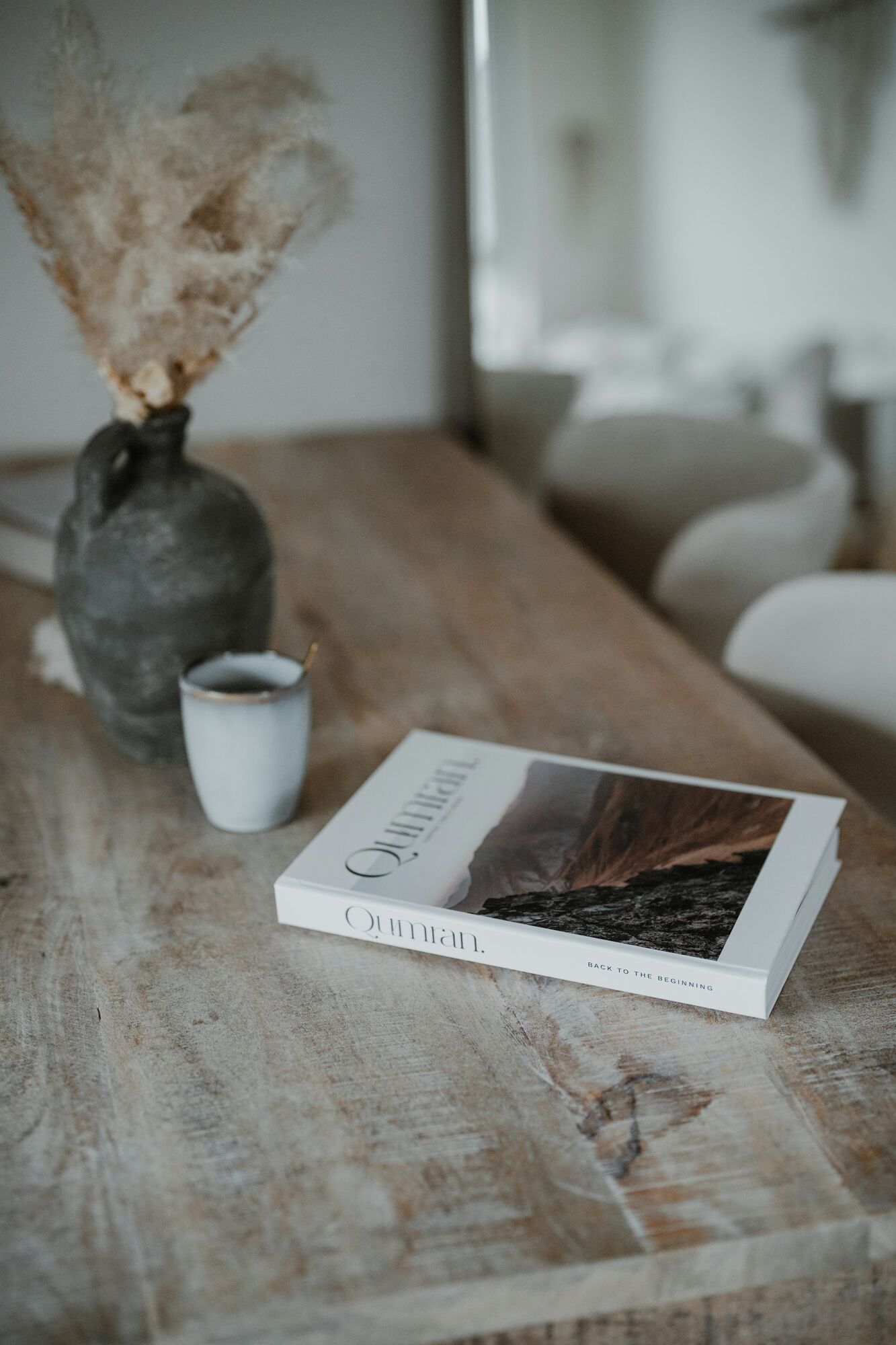 Un livre ouvert et un cafe sur une table